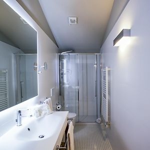 Deluxe Junior Suite Bath Tub & Spa Access